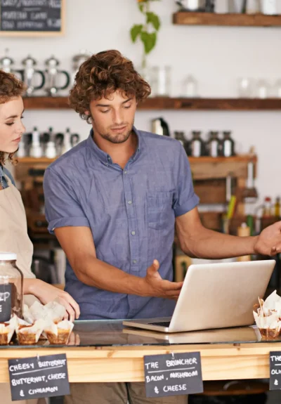 marketing-their-small-business-online